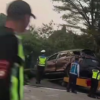 Fortuner Ringsek Usai Keluar Jalur di Tol Jagorawi KM 30 Arah Bogor