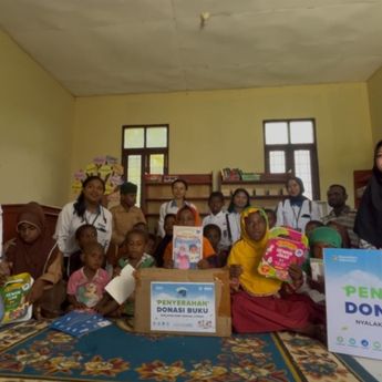 Anak-Anak Pedalaman Mendapat Ribuan Buku Baru