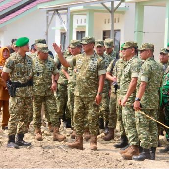 Wapang TNI Tinjau Yonif TP 842/Badak Sakti, Dukung Pertahanan dan Ekonomi Daerah