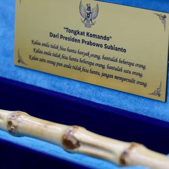 Prabowo Hadiahi Danpaspampres Tongkat Komando, Pesannya Menyentuh