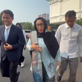Nanik Deyang Tiba di Istana Gunakan Kebaya Biru Muda Jelang Pelantikan Kepala BGN