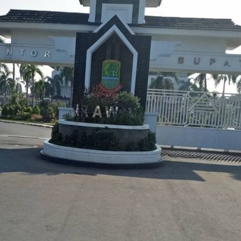 Ribuan Massa Kepung Kantor Bupati Karawang Gegara Dugaan Pesta Gay