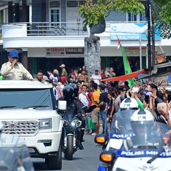 Momen Meriah dan Penuh Kehangatan, Warga Pesisir Barat Sambut Kedatangan Prabowo
