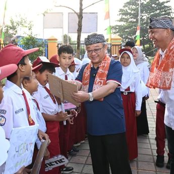 Bahasa Asing Membuka Jendela Dunia, Murid SDN Cimahpar Berani Bermimpi Menjadi Astronot
