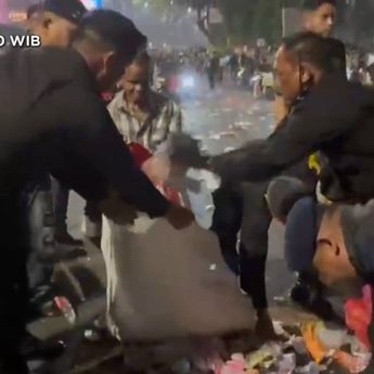 Seskab Teddy Unggah Video Bersih-Bersih Pascaaksi, Pastikan Fasilitas Publik Siap Kembali Dipakai Warga