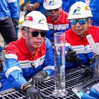 Komut Pertamina Mochamad Iriawan Panjat Tangki Avtur Inspeksi Sarfas AFT Ngurah Rai di Hari Libur