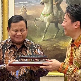Prabowo Terima Suvenir Kapal Perang Mikasa dari Menhan Jepang saat Pertemuan di Kertanegara