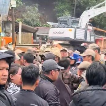 Kios di Puncak Pass Dibongkar Paksa, Pedagang Melawan