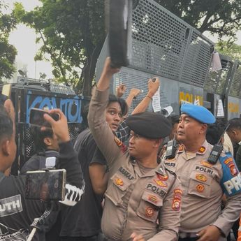 Polisi Gagalkan Upaya Pembakaran Ban saat Demo Mahasiswa di Patung Kuda Jakarta