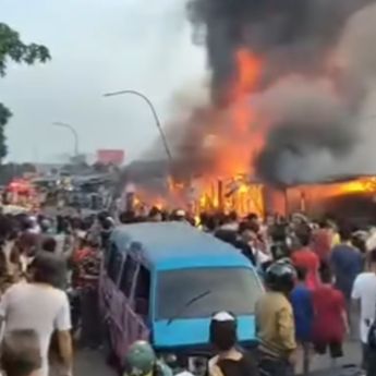 VIDEO: Ngerinya Kebakaran Hantam Rumah-rumah di Depok