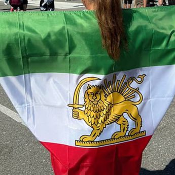Laga Perdana Iran di Piala Dunia 2026 Diwarnai Protes Politik dan Kontroversi Bendera Pra-Revolusi