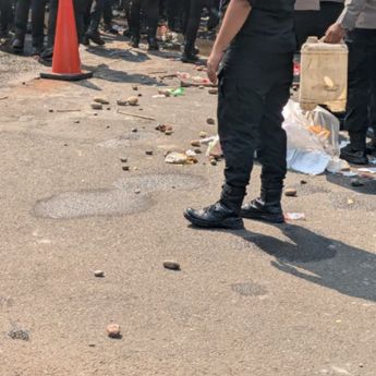 Eksekusi Hotel Sultan Ricuh, Wartawan NTVNews.id Terkena Lemparan Batu
