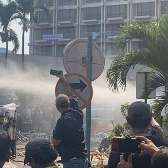 Massa Tolak Eksekusi Hotel Sultan, Polisi Semprot Water Cannon