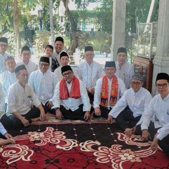 Rano Karno Ziarah Makam Guru Mughni