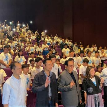 AHY dan SBY Nobar Film "Children of Heaven" bersama Anak Panti Asuhan