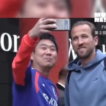 Wajah Bahagia Pelatih Jepang Ajak Harry Kane Foto Bareng
