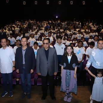 Nobar Film Children of Heaven bareng Anak Panti, AHY Inisiasi Gerakan Donasi Sepatu