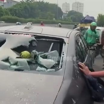 BMW Listrik Jadi Sasaran Amukan Massa Usai Diduga Tabrak Pemotor di Kembangan