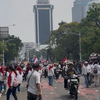 Massa Gelar Demo Dukung MBG di Kawasan Patung Kuda