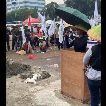 Protes Pemerintah, Petani Cor Kaki di Depan Gedung DPR