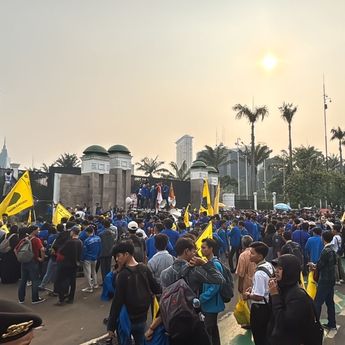 Demo PMII di DPR Ricuh, Gara-gara Bakar Ban dan Keranda