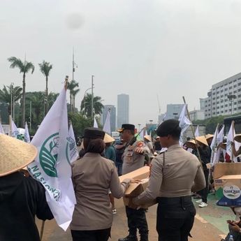 Polisi Bagikan Makanan dan Minuman kepada Massa Aksi Reforma Agraria di DPR