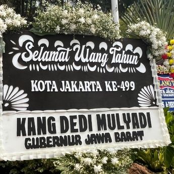HUT Jakarta ke-499, Dedi Mulyadi Kirim Karangan Bunga Hitam-Putih