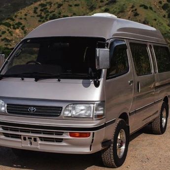 Toyota HiAce Lawas Ini Bukan Van Biasa, Ada Kamar Mandi, Tempat Tidur, hingga TV
