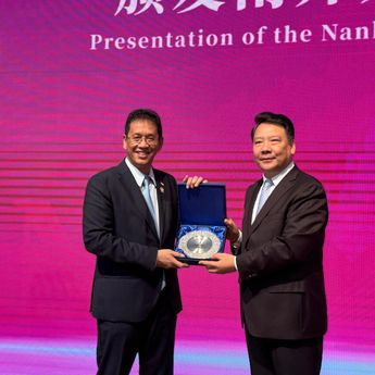 Purbaya Terima Gelar Profesor Kehormatan dari Universitas Nankai China