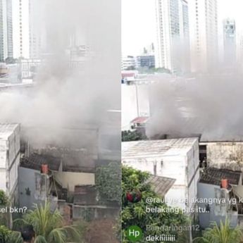 Asap Tebal Membubung dari Toko Bangunan di Setiabudi Jaksel, Penyebab Kebakaran Masih Diselidiki