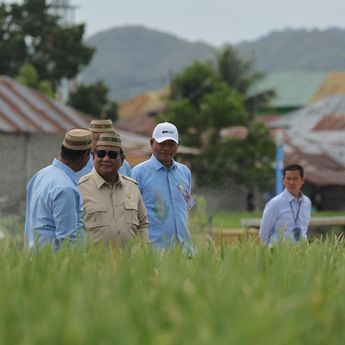 Prabowo Dianugerahi Penghargaan Adi Bhakti Maha Utama oleh Petani dan Nelayan Indonesia