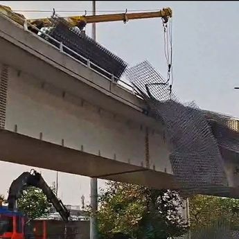 Evakuasi Truk Terguling di Flyover Tomang Terkendala, Besi Kembali Jatuh ke Jalan