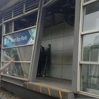 Halte Tebet Eco Park Tetap Beroperasi Meski Rusak Usai Ditabrak Truk