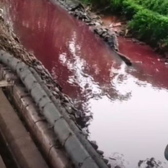 Air Kali Sadang Bekasi Mendadak Berubah Jadi Merah Darah, Warga Cikarang Barat Geger