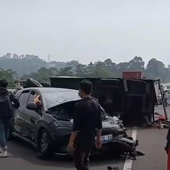 Mobil Listrik BYD Tabrak Truk sampai Terguling di Tol