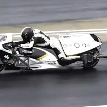 Luar Biasa! Motor Uap Ini Berakselerasi Secepat Jet Tempur