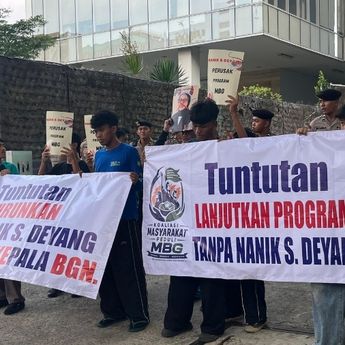 Massa Dukung MBG Demo di Depan Kantor BGN
