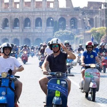 Ribuan Pengendara Vespa Padati Roma, Rayakan HUT ke-80 Skuter Legendaris Italia