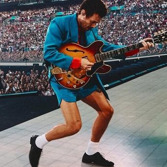 Harry Styles Sempat Tumbang di Panggung Saat Konser di Wembley