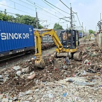 KAI Tertibkan Bangunan Liar di Jalur Pasar Senen&ndash;Pasar Gaplok Demi Keselamatan Kereta