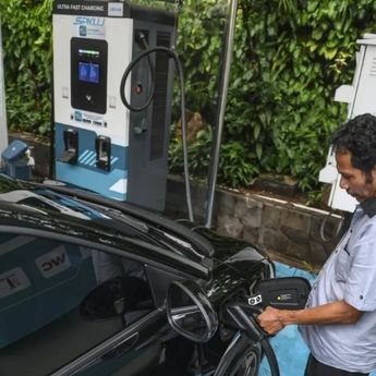 Airlangga Sebut Insentif Kendaraan Listrik Masih Dievaluasi Bersamaan dengan Persiapan Mobil Nasional