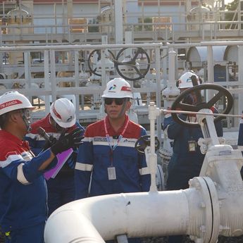 Komisaris Utama Pertamina Tinjau Fasilitas Energi di Jawa Timur, Pastikan Layanan Tetap Lancar