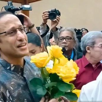 Nadiem Terima Mawar Kuning dari Pendukung dan Sopir Ojol Sebelum Sidang Vonis