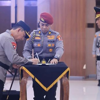 4 Perwira Tinggi Polri Naik Pangkat Menjadi Komjen dalam Upacara di Mabes Polri