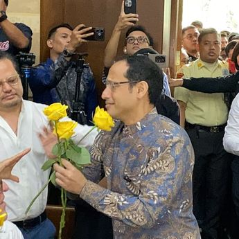 Tangis Nadiem Makarim Pecah Saat Tiba di Sidang Vonis, Disambut Keluarga dan Mawar Kuning
