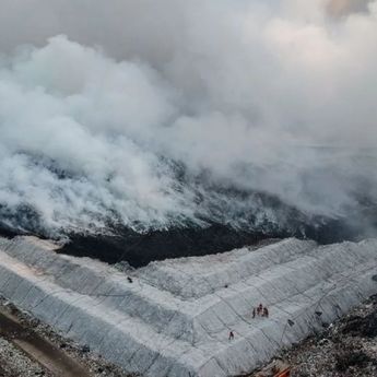 Lebih dari 24 Jam Kebakaran TPA Jatiwaringin Belum Padam, BNPB Kerahkan Helikopter