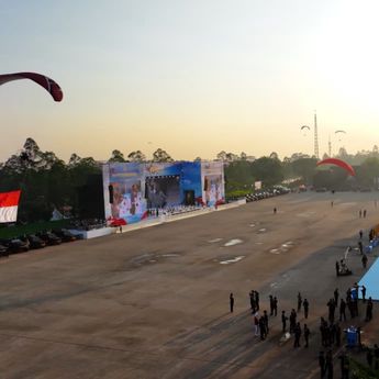 Momen Aksi Peragaan Ketangkasan Polri Hingga Defile Ribuan Personel Warnai Peringatan ke-80 Hari Bhayangkara di Hadapan Prabowo