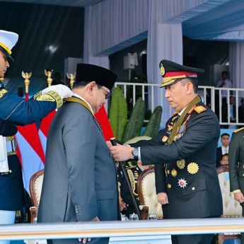 Momentum Prabowo Terima Medali Loka Praja Samrakshana pada Peringatan Ke-80 Hari Bhayangkara