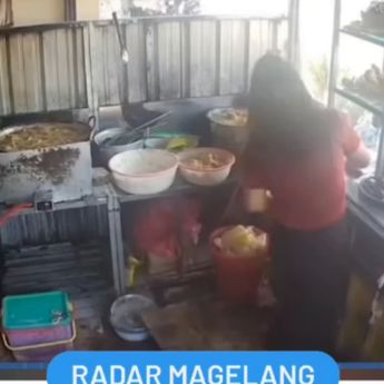 VIDEO: Detik-detik Warung Ayam Geprek Dihantam Mobil Mewah, Pemilik Tersiram Minyak Panas