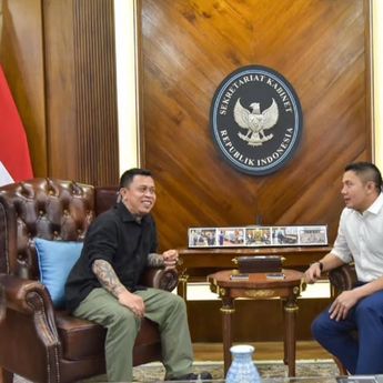 Seskab Teddy Indra Wijaya Bertemu Panglima Jilah, Bahas Persatuan dan Pelestarian Budaya Dayak